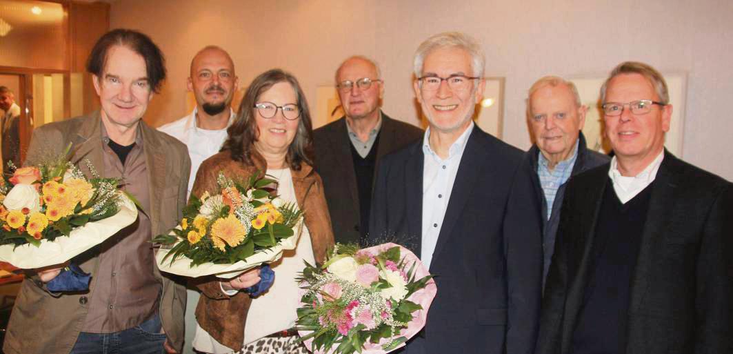 Den Patriot-Mitarbeitern Christoph Motog, Andreas Grunig und Petra Schlink (v.v.l.) war der Dank von Christoph Barnstorf-Laumanns, Dr. Michael und Dr. Reinhard Laumanns sowie Betriebsrat Stefan Niggenaber (v.r.) gewiss. Im Bild fehlt die Jubilarin Isabell Modes. Foto: Axel Schwade