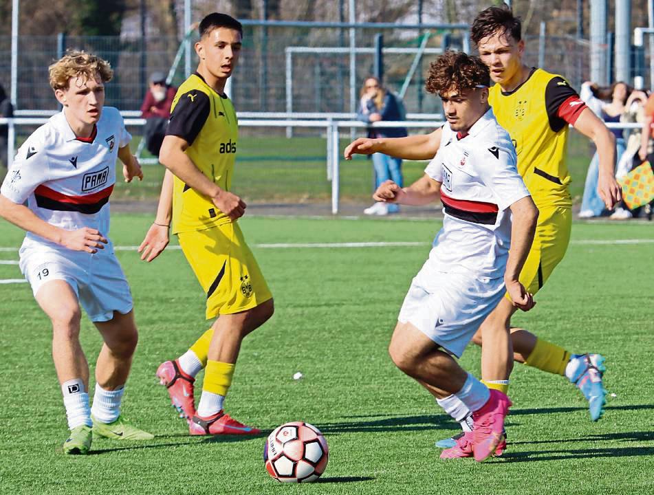 Viel vorgenommen haben sich die B-Junioren des SV 08 (in Weiß), die im Westfalenliga-Derby gegen den SC Verl ihre Heimstärke unter Beweis stellen wollen. Foto: Feichtinger