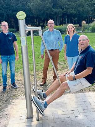 Vier neue Sportgeräte können die Besucher im Kurpark in Walibo ab sofort nutzen.