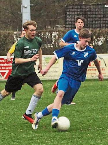 Im Derby gegen den TuS Warstein wollen die A-Juniorenfußballer der JSG Allagen (in Grün) dem Gegner auf den Fersen bleiben. Die Elf von BW Lipperbruch (in Blau) steht bei der JSG Ehringhausen vor einer hohen Auswärtshürde. Foto: Dannhausen