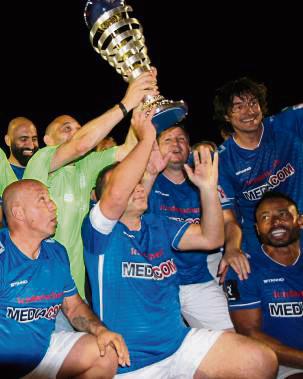 Das Team Italien mit Matze Knop (o.r.) als Luca Toni siegte beim Numero-Uno-Cup, die wahren Gewinner sind bedürftige Kinder der Region. Foto: Wiegand