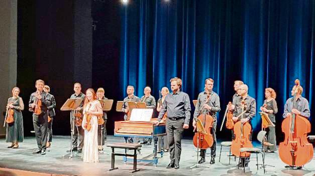 Die Geigerin Elly Suh und das Janácek Chamber Orchestra bei ihrem Konzert im Lippstädter Stadttheater. Foto: Boronowsky