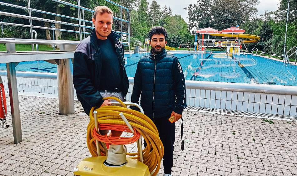 Die Schwimmmeister Max-Gregor Gerhardt (l.) und Arno Setaghyan machen das Rüthener Freibad herbstfit. Mit der Saison sind sie trotz des schlechten Wetters zufrieden.