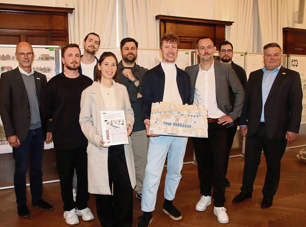 Strahlende erste Preisträger des Realisierungswettbewerbs zum künftigen Museumsneubau: Manuel Rausch (Mitte, mit Modell) und sein Team stellten bei der Präsentation im Rathaus den Modell-Entwurf vor. Zu den ersten Gratulanten zählten Chef-Stadtplaner Heinrich Horstmann (l.) und Bürgermeister Arne Moritz (r.). Foto: Dagmar Meschede