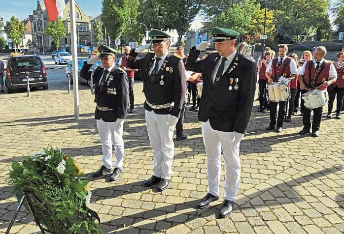 Am Ehrenmal wurde für die verstorbenen Kameraden der Soldatenkameradschaft Anröchte ein Kranz niedergelegt und salutiert.