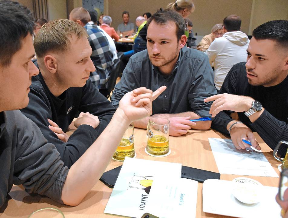 Knifflige Fragen und dazu ein kühles Blondes: Das Kneipenquiz in Westereiden kam auch bei der zweiten Ausgabe sehr gut an. Fotos: Georg Giannakis