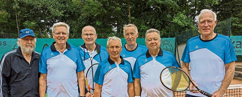 Den direkten Wiederaufstieg schaffte das Herren 65-Team vom TC BW Anröchte. Mit dabei in dieser Saison waren (v.l.): Rudi Arens, Jürgen Marx, Dieter Wienecke, Hans Klimpel, Reinhard Gerken, Günther Menzel und Heinz Tönnis. Es fehlt Volker Kahl.