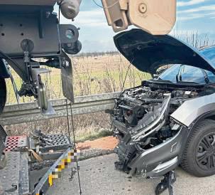 Auf einen Lkw ist ein Pkw aufgefahren. Foto: Feuerwehr Geseke