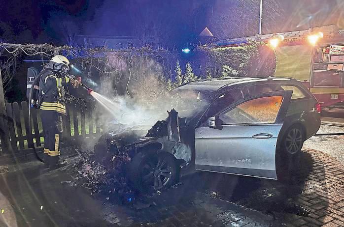 Von einer Brand-Serie spricht die Polizei noch nicht, aber von einer Häufung: Zweimal gingen Autos im Lippstädter Norden in Flammen auf (hier zuletzt an der Büchnerstraße), zweimal blieb es bei dem Versuch. Archivfoto: Cegelski
