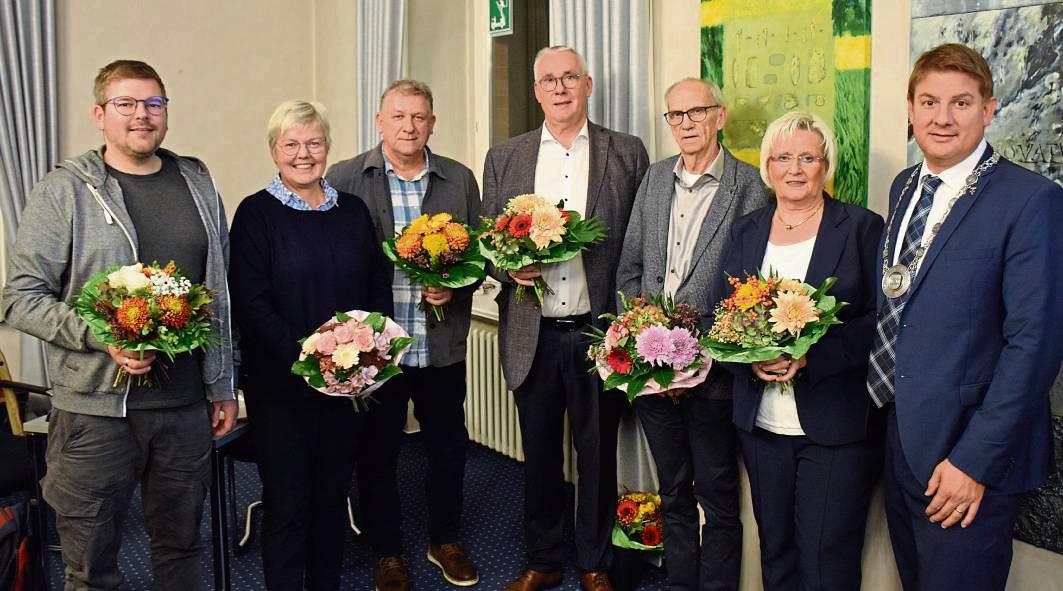 Die neuen und alten Ortsvorsteher (v.l.): Niklas Heiermann, Irene Struwe-Pieper, Roland Röwekamp, Klaus Marx, Bernhard Heße, Monika Knies-Hanebrink mit Bürgermeister Remco van der Velden. Foto: Daniel Kossack