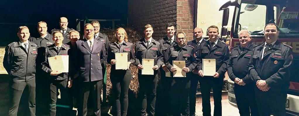 Bei der Löschgruppe Schmerlecke gab es Ehrungen und Beförderungen (v.l.): Markus Schreiber (Löschgruppenführer), Dominic Kirchhoff, Gabriel Wagener, Thomas Steinkamp, Frank Sprenger, Andreas Möller, Jens Hoffmeier, Julia Köhler, Lukas Göbel, Daniel Rasche, Christian Hoffmeier, Franz Koch, Matthias Wieneke, Stephan Köchling (Wehrführer Stadt Erwitte), Florian Prakke (stv. Löschgruppenführer).