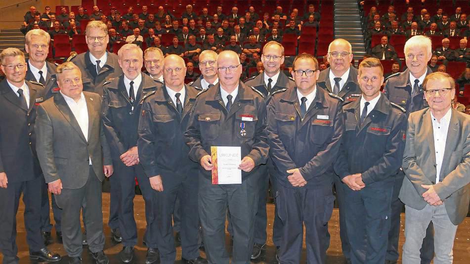Gruppenbild nach der Entlassung aus dem Ehrenbeamtenverhältnis und nach Erhalt der besonderen Auszeichnung: Bernd Peterburs (stellv. Leiter der Feuerwehr, 4.v.r.), Kreisbrandmeister Thomas Wienecke (4.v.l.), Guido Pfahlberg (7.v.r.), Bürgermeister Arne Moritz (3.v.l.), Fachbereichsleiter Joachim Elliger (r.) und David Westerfeld (Leiter der Feuerwehr, l.) mit weiteren Führungskräften der Feuerwehr Lippstadt.
