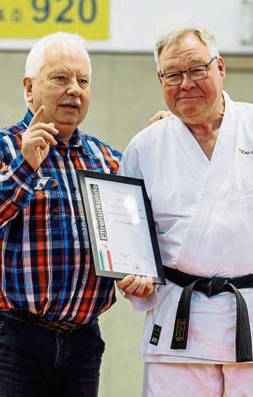 Achim Baum (r.) vom JSV Lippstadt wurde der 3. Dan verliehen.