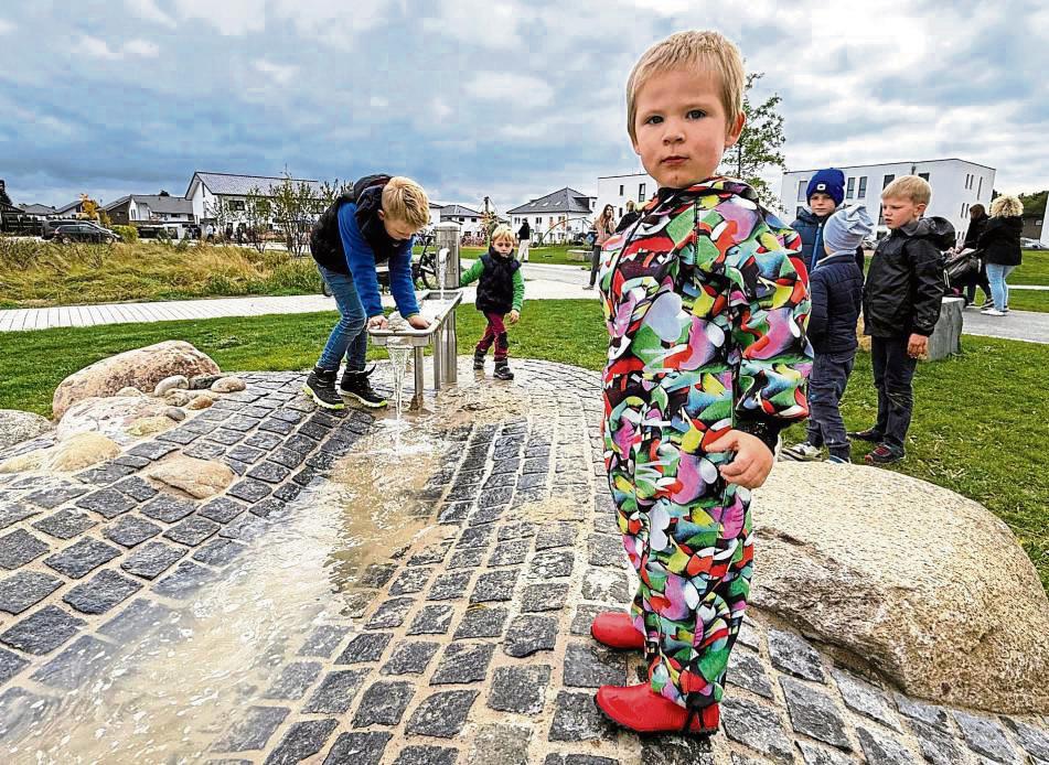 Matschhose und Gummistiefel nicht vergessen! Magnet des neuen, 5000 Quadratmeter großen Bürgerparks ist der Wasser- und Sandspielplatz. Spielhaus, Klettergerüst, Riesenschaukel, Picknickwiese und Bolzplatz sind ebenfalls auf dem Areal zu finden. Fotos: Ursula Vielberg