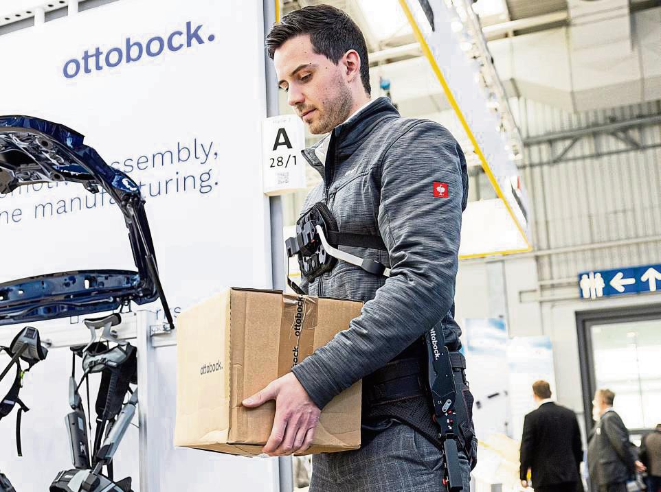 Abfertigungs-Assistenz: Am Flughafen Paderborn-Lippstadt haben Mitarbeiter des Bodenpersonals ein solches Exoskelett getestet. Foto: dpa