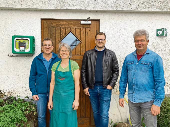 Freuten sich über den neuen Defibrillator: (v.l.) Georg Dicke (Ortsvorsteher Altenmellrich), Heike Ullrich-Jäker (Gemüsehof Jäker), Fabian Wälter (Westenergie) und Carsten Feldhaus (Heimatverein Altenmellrich). Foto: Westenergie AG
