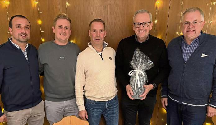 Wolfgang Schütte (2.v.r.) wurde nach 12 Jahren als Vorsitzender der AH-Abteilung des TuS Anröchte verabschiedet. Als seinen Nachfolger wählten die Mitglieder Ingo Volmer (M.). Außerdem auf dem Bild (v.l.): Marc Sobieray, Lucas Finkeldei und Andreas Knorr (2. Vorsitzender).