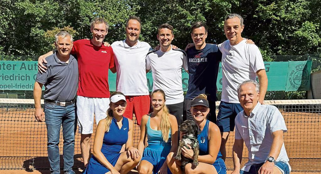 Titel aufgrund eines Formfehlers verspielt, aber glücklicher Aufsteiger in die OWL-Liga: Der TC BW Anröchte mit (h.v.l.) Heiko Grafe, Jan-Peter Bochert, Timo Knepper, Frederik Gerken, Mika Korbmacher, Andre Zühlsdorf sowie (v.v.l.): Sophie Götze, Greta Korbmacher, Carolin Knorr und Uwe Götze. Es fehlen Emma Bartmann und Marcel Dinter.