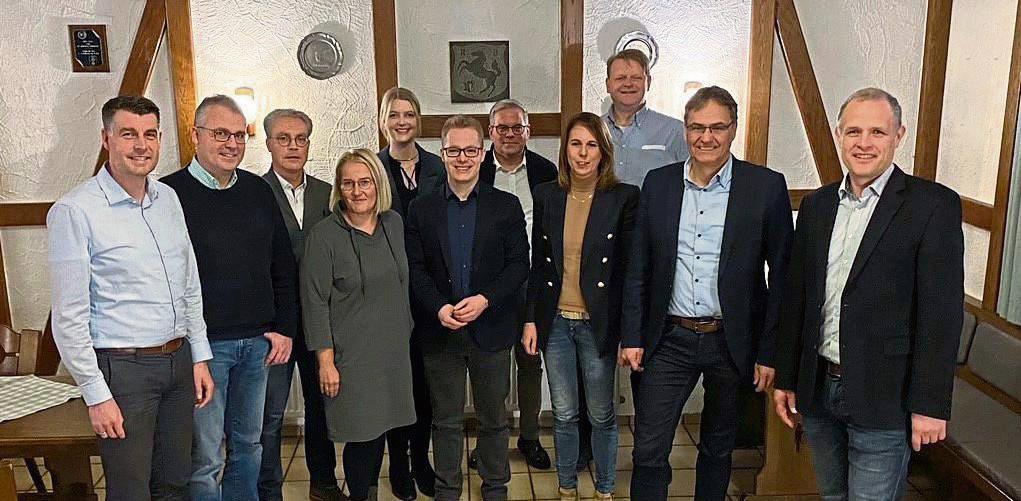 Kamen zusammen (v.l.): Malte Dahlhoff (Bürgermeister Bad Sassendorf), Thomas Gerwin (Pressesprecher), Olaf Reen (Kreistagsmitglied), Anja Pöppelbaum (Schatzmeisterin), Julia Rüther (stellv. Pressesprecherin), Frederik Berghoff (Schriftführer), Thorsten Kleere (ehem. stellv. Vorsitzender), Katrin Grothe (stellv. erste Vorsitzende), Michael Rüther (ehem. Schriftführer), Peter Liese (EU-Abgeordneter) und Mattias Bürger (Vorsitzender).