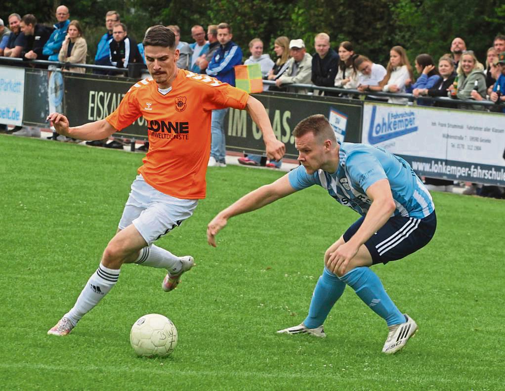 Im ersten Spiel des neuen Rasenplatzes des Sportzentrum Ost in Dedinghausen trennten sich BW Rixbeck-Dedinghausen (blaue Trikots) und der VfL Hörste/Garfeln mit 3:3. Foto: Brand