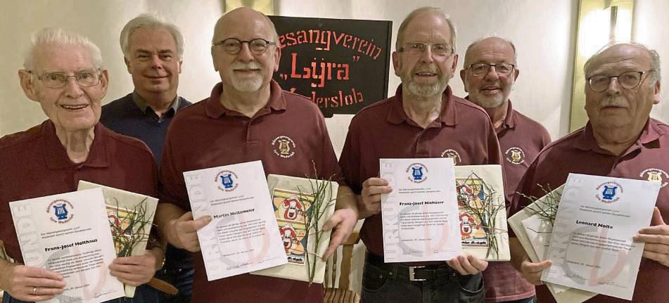 Gratulationen für langjährige Sänger (vorn v.l.): die Jubilare Franz-Josef Holthaus, Martin Neitemeier, Franz-Josef Niehüser und Leonard Nolte mit Dirigent Witold Baczkowski (hinten links) und Geschäftsführer Conny Laumann vor der historischen „Lyra“-Laterne.