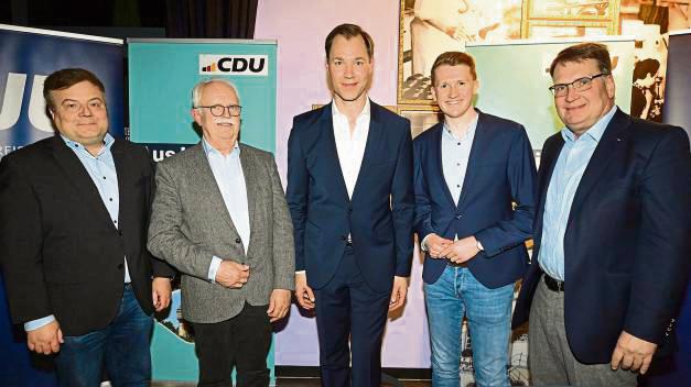 Begrüßten Julius van de Laar (M.) in Lippstadt (v.l.): Bürgermeister Arne Moritz, MIT-Vorsitzender Dr. Bernhard Reilmann, JU-Vorsitzender Michael Bals und CDU-Vorsitzender Markus Patzke.