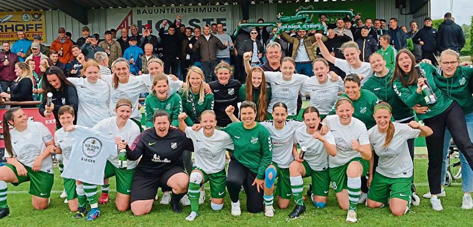 Die Sektkorken knallen, das Bier fließt in Strömen: Den Pokaltriumph in Geseke feiern die Landesliga-Damen von Germania Stirpe mit den mitgereisten Fans. Fotos: Brand