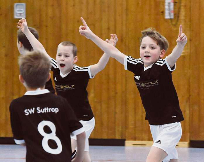 Auch in der Halle wollen die Nachwuchsfußballer nach langer Fuunkstille endlich wieder jubeln. Archivfoto: Heinke