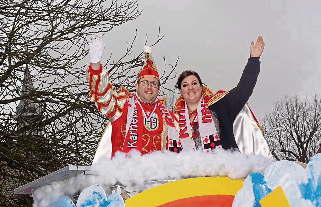Hoch über dem Umzug thronte das Prinzenpaar der KG Rüthen Florian und Sara Donner.