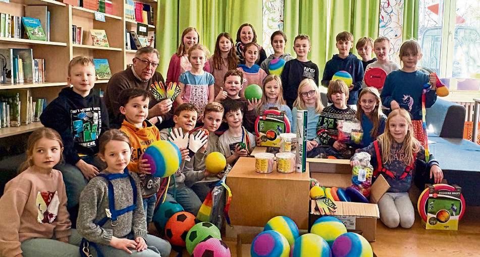Mit großer Freude erhielten die Kinder der Nikolausschule ihr neues Pausenspielzeug.