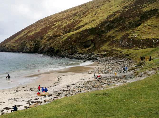 Malerisch gelegen, aber doch so ganz anders als angekündigt: Keem Beach (Irland) im Frühjahr. Foto: Schwade