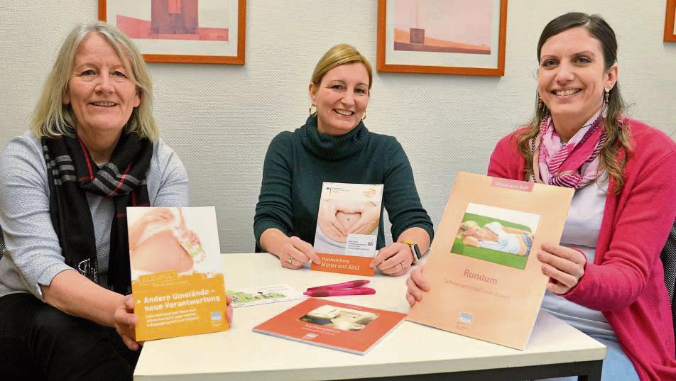 Neutral, kostenfrei und vertraulich: Marianne Schaefer, Inga Holt und Julia Krick aus der Schwangerenberatung beim Kreis Soest (v.l.) bieten Schwangeren Informationen und können häufig auch kleinere finanzielle Probleme lösen. Foto: Birgit Kalle/ Kreis Soest