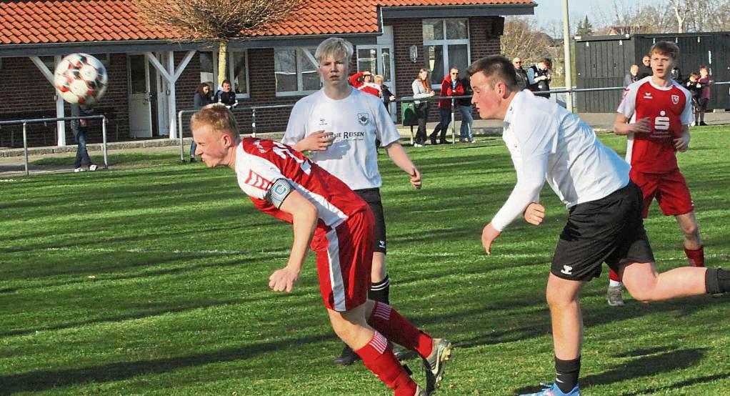 Den Schwung vom Kantersieg gegen die JSG Hörste-Garfeln (in Weiß) wollen die A-Junioren des SV Bad Waldliesborn (in Rot) in die Partie gegen Erwitte 2000 mitnehmen. Für die JSG Hörste-Garfeln geht es zu BW Lipperbruch. Foto: Dannhausen