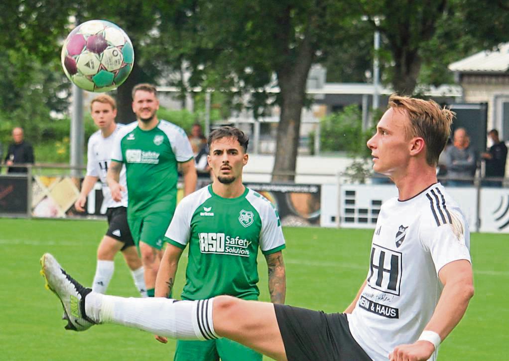 Die nächsten drei Punkte hat Tabellenführer SuS Störmede (in Weiß) klar im Blick: Allerdings trifft man mit der SG Oestereiden/Effeln/Menzel auf einen kampfstarken Gegner. Foto: Heinke