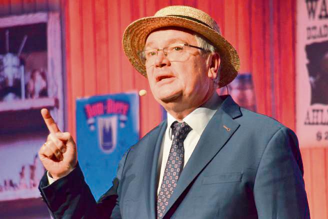 Jürgen B. Hausmann hält sich in seinem Jubiläumsprogramm bevorzugt in der Vergangenheit auf. Foto: Dietmar Gröbing