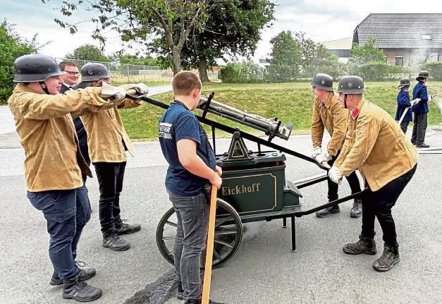 Die Jugendfeuerwehr setzte eine alte Spritze in Gang, um einen Löschangriff von vor 100 Jahren zu demonstrieren.