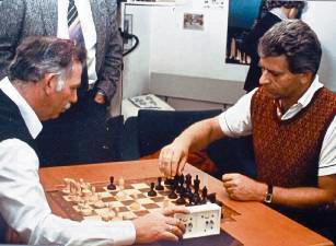 Großer Auftritt am Schachbrett. Bernhard Becker (l.) trat 1984 gegen Schach-Weltmeister Boris Spasski an.