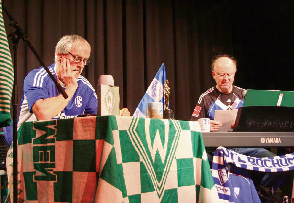 Hans Peter Königs und Thomas Mono werfen sich als urkomisches Moderatorenteam die verbalen Bälle zu. Dabei gibt’s auch mal das ein oder andere kleine Foul. Foto: Helga Wissing