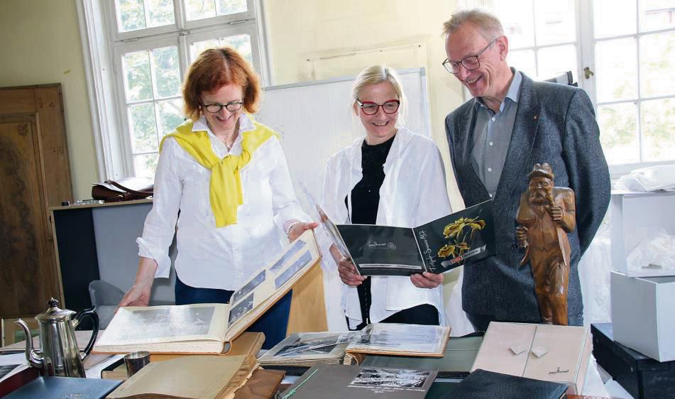 Brigitte Reich (l.) und Wolfgang Streblow vom Förderverein sichten mit Museumsleiterin Dr. Christine Schönebeck das Material zur Lippstädter Strumpf-Geschichte. Foto: Balzer
