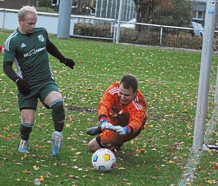 Der Keeper von RW Verne, Marcel Wecker, rettete in dieser Szene vor dem heranstürmenden Maxim Bese vom SV Büren und verhinderte somit, dass Bese im Nachschuss eines parierten Foulelfmeters doch noch traf. Foto: Brand