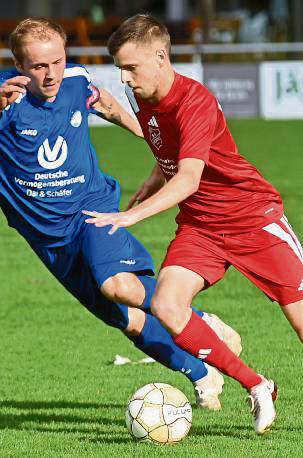 Die Kicker aus Verne (in Rot) besiegten Upsprunge mit 3:0, unterlagen Tudorf/Alfen dann aber mit 0:4. Fotos: Tuschen