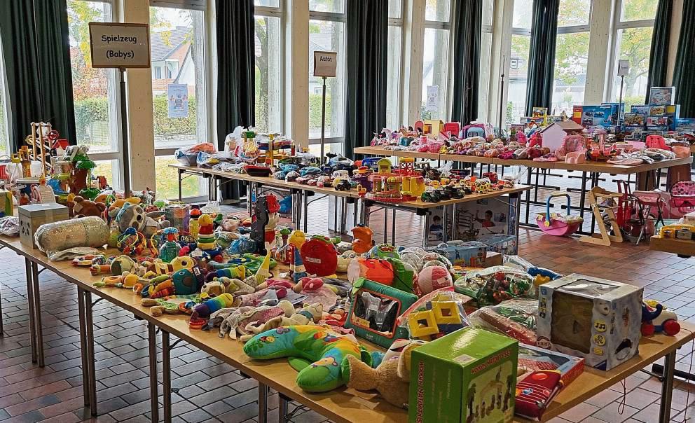 Shoppingbörse, Spielzeugbörse, Rund ums Kind: Je nach Markt gibt es auf den Verkaufstischen in der Aula viele verschiedene Artikel zu kaufen. Fotos: Secondhand-Markt Team.