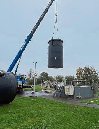 Der neue Tank für die Fällmittelanlage schwebte ein.