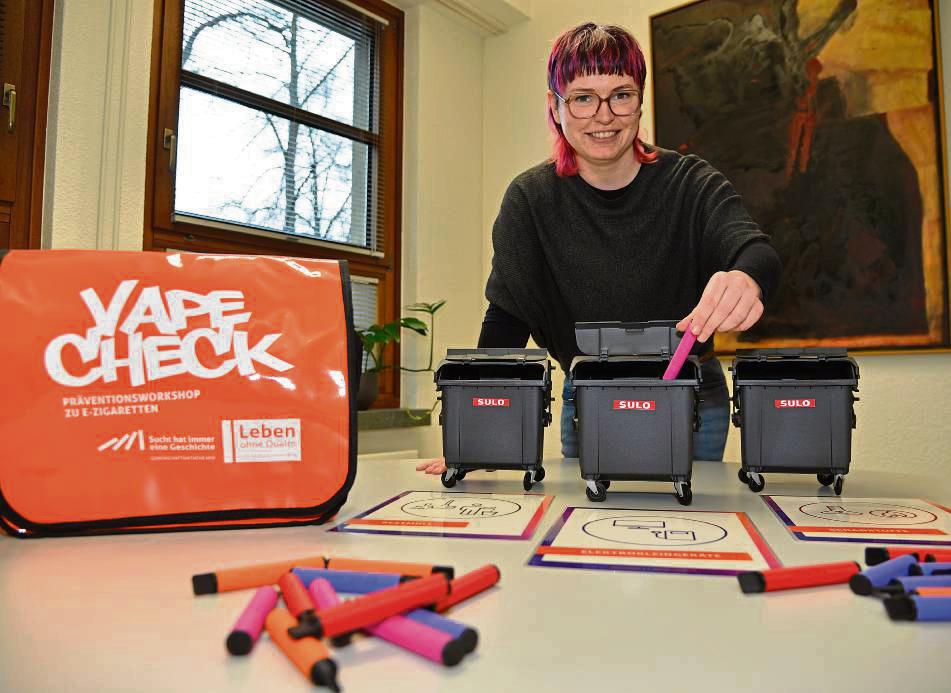 Alexa Krause, Suchtpräventionskraft des Kreises Soest, freut sich über die Methodentasche „Vape Check“. Foto: Schulte-Nölle (Kreis Soest)