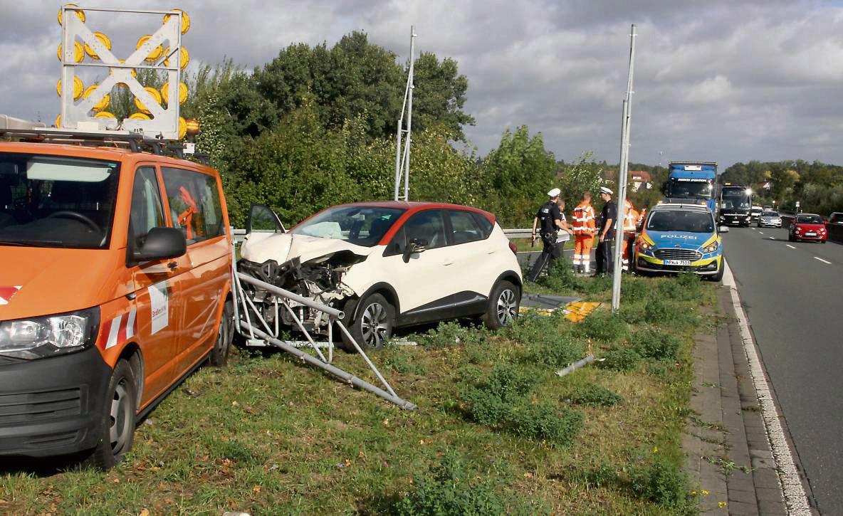 Riesiges Glück hatten drei Vermessungstechniker, die an der B55 im Einsatz waren. Einer hatte die Unfallstelle gerade erst verlassen, bevor der Unfall passiert. Foto: Schwade