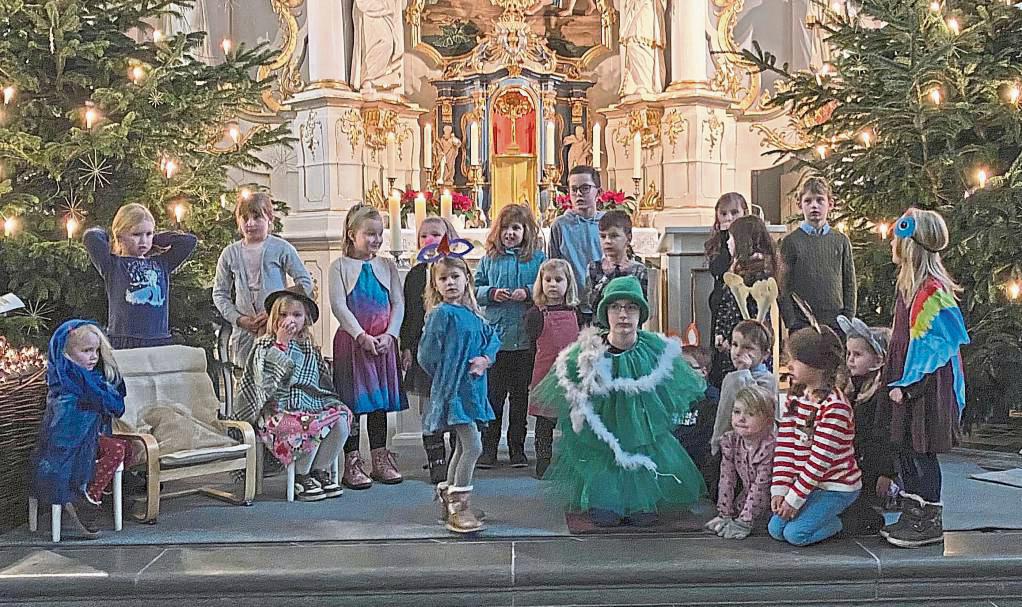 Krippenspiel und Musical: Der Kinderchor erzählte die Geschichte vom kleinen Tannenbaum, der nicht abgeholt wurde. Foto: N. Gerwin