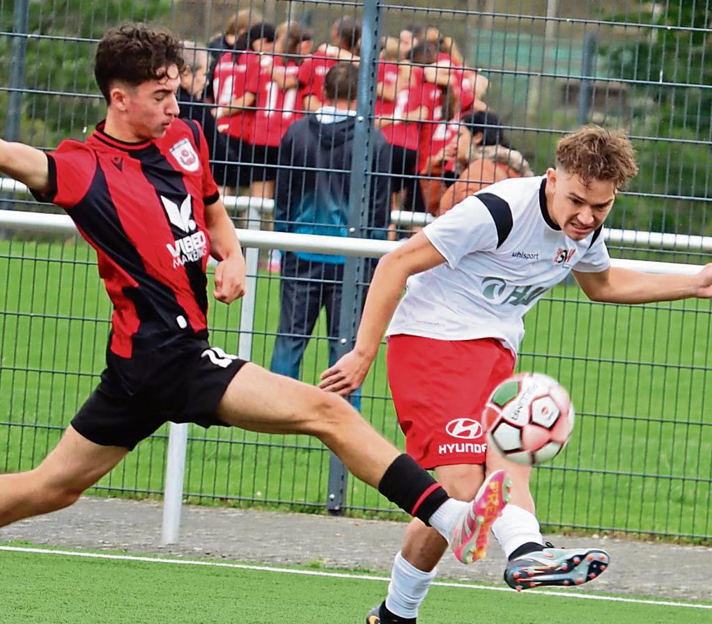 Ein packendes Nachbarduell lieferten sich die A-Junioren des SV Lippstadt (in Schwarz-Rot) und von Westfalia Soest (in Weiß). Für den Lippstädter 3:2-Siegtreffer sorgten dann in der 80. Minute die Soester per Eigentor. Foto: Uwe Feichtinger