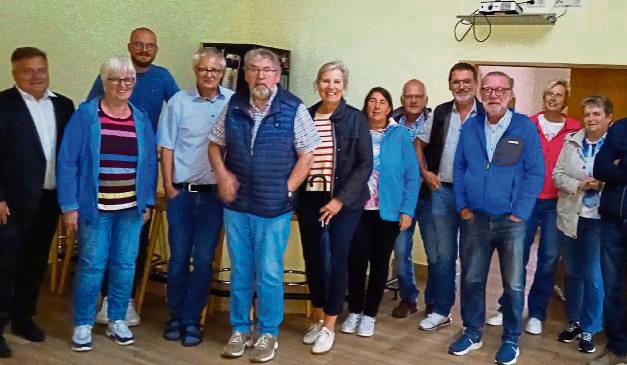 Austausch: Einige Loher nutzten die Gelegenheit, um in Anschluss an die Bürgerversammlung mit Ortsvorsteher Michael Wilmes (4.v.l.) und Bürgermeister Arne Moritz (l.) ins Gespräch zu kommen.