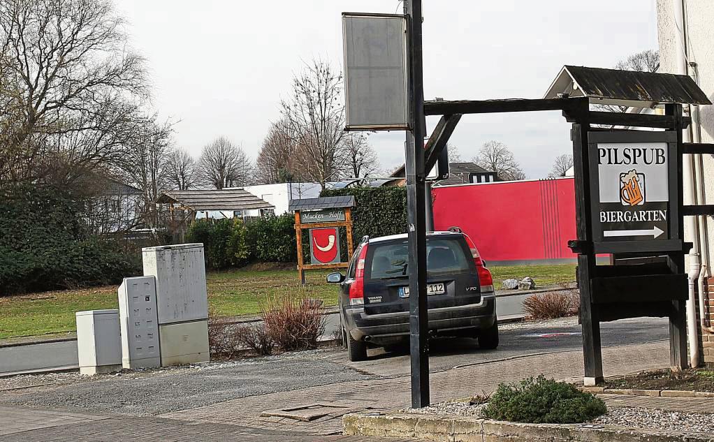 Das Gelände „Mucken-Hoff“ (Langestraße/Kirchwiese) haben die Projektierer für eine Pflege-WG ins Auge genommen. Die Nähe zum Pils-Pub soll keine Probleme darstellen. Foto: Puls
