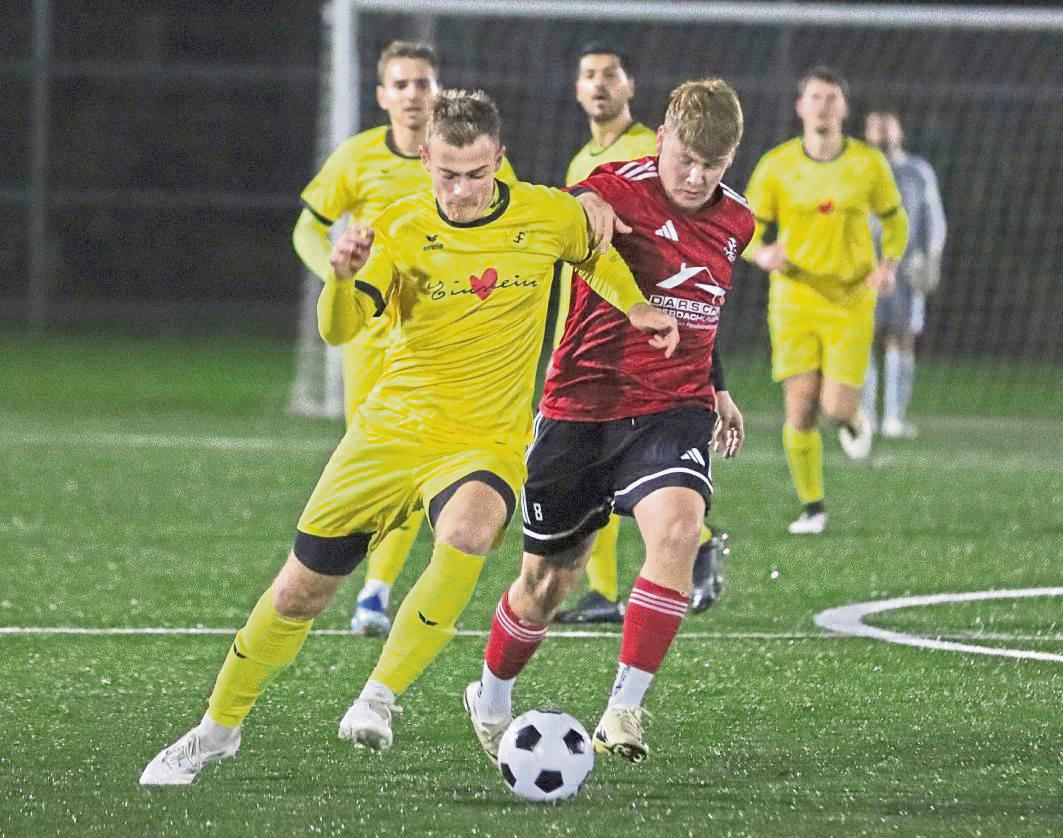 Spitzenreiter SuS Bad Westernkotten II (in Gelb) erreichte am Donnerstagabend ein glückliches 1:1 bei einem starken SV 03 Geseke. Foto: Frank Lütkehaus